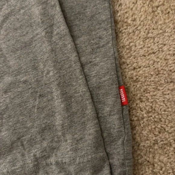 Uniqlo Marvel Women’s shirt in gray - Picture 2 of 6